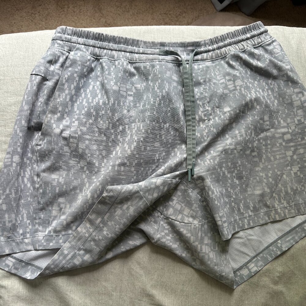 XL Lululemon 6" Shorts